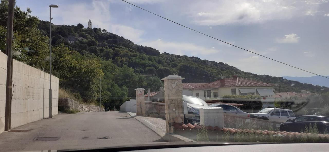 Appartamento Old Town Baska Esterno foto